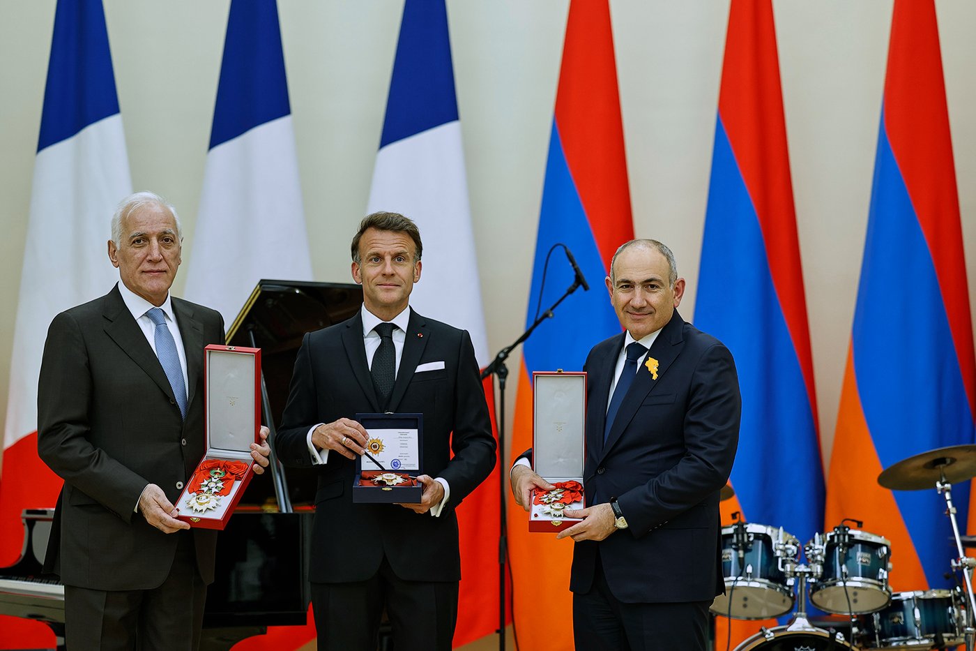 Macron croons classic ballads at a state dinner in Armenia for the French leader | iNFOnews.ca