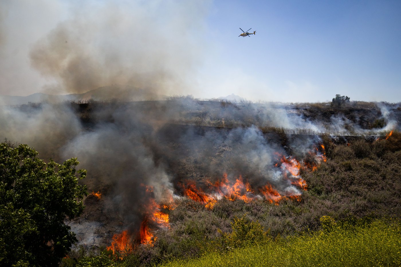 Photos show firefighters battling Southern California blaze | iNFOnews.ca