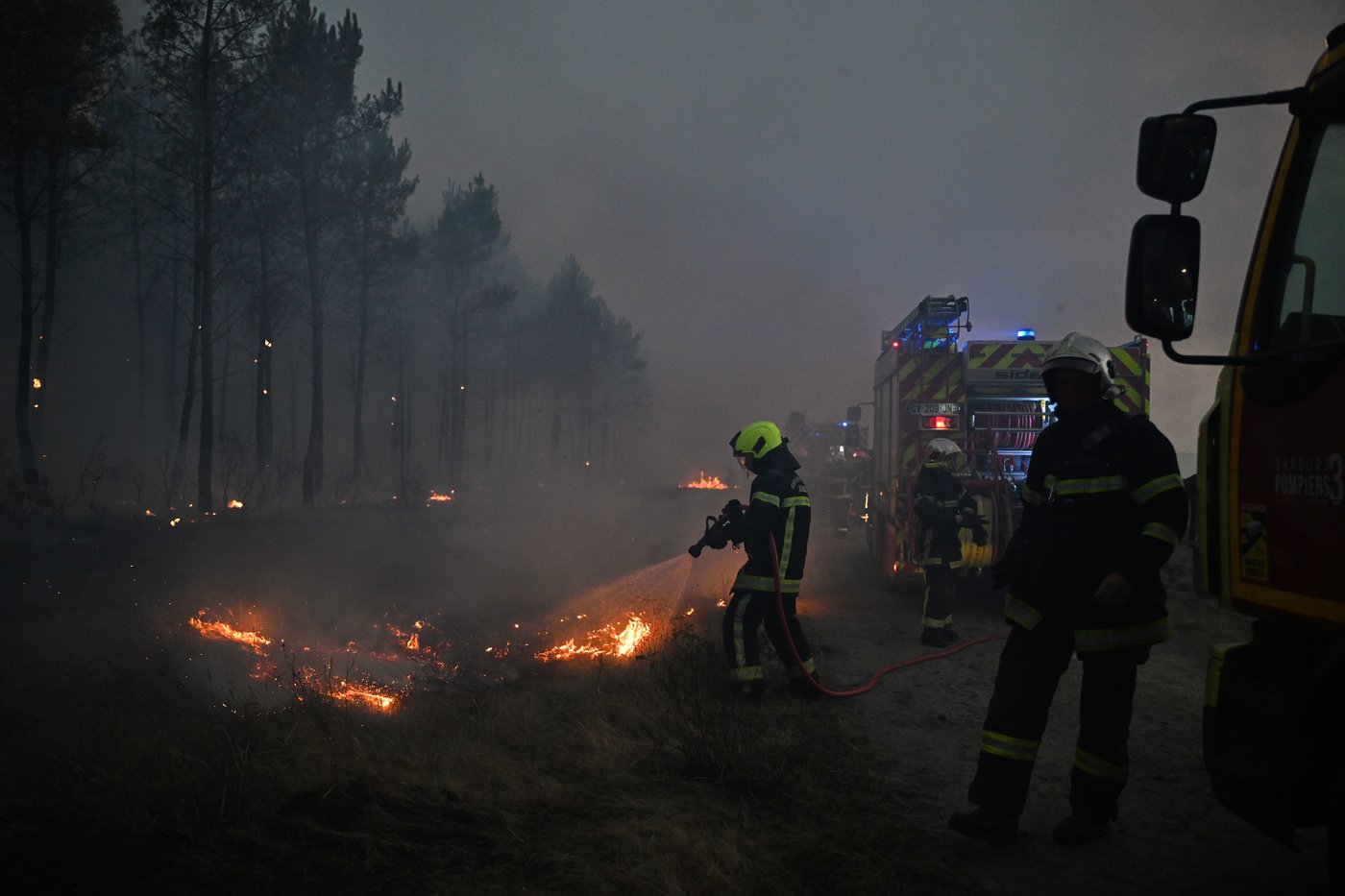 Macron calls crisis meeting as monster wildfires drive 250,000 from their homes | iNFOnews.ca Macron calls crisis meeting as monster wildfires drive 250,000 from their homes | iNFOnews.ca