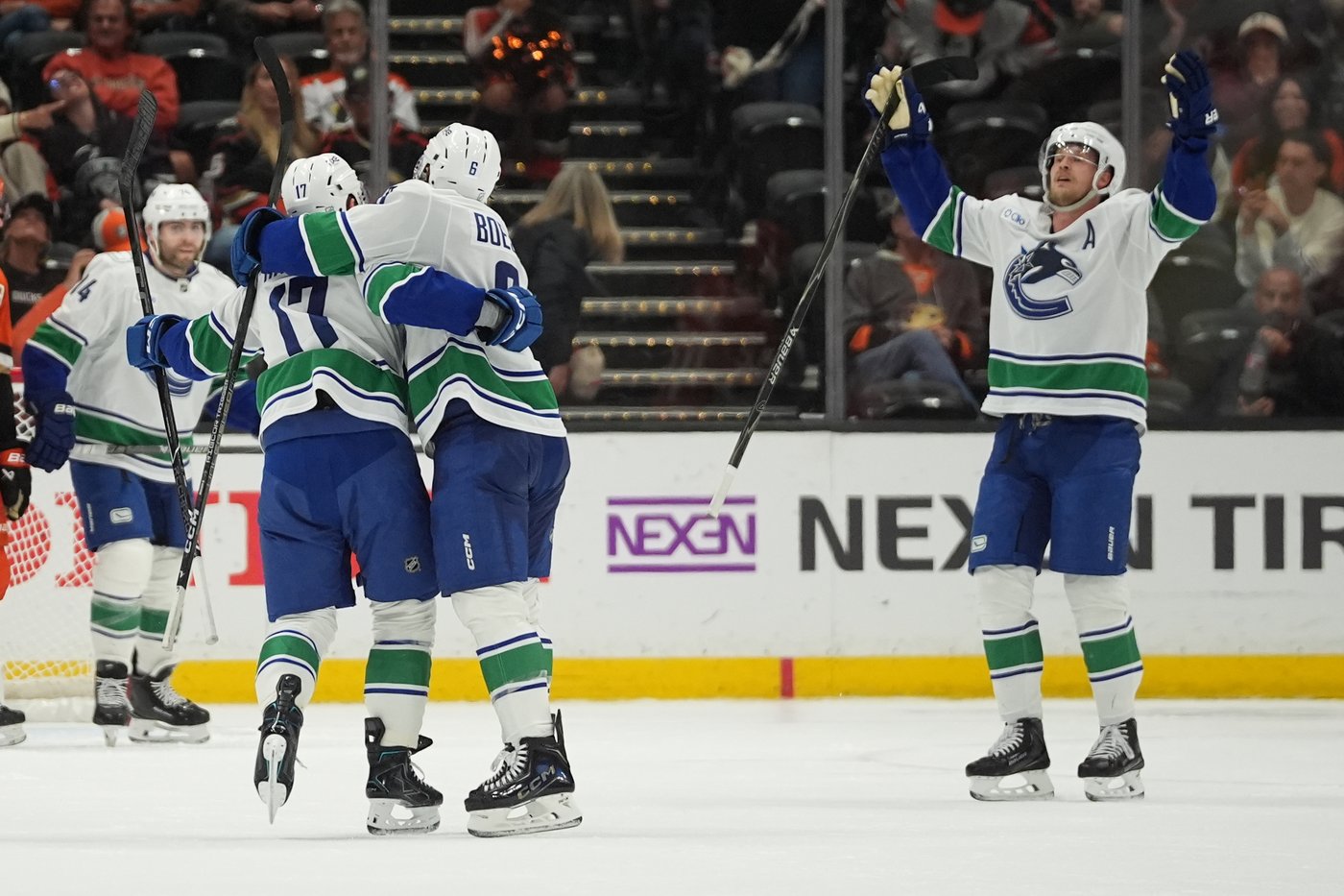 Hronek’s OT power-play goal caps Canucks’ 6-5 comeback win over Ducks | iNFOnews.ca