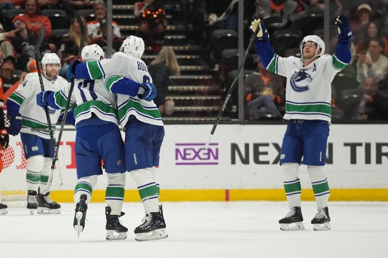 Hronek’s OT power-play goal caps Canucks’ 6-5 comeback win over Ducks | iNFOnews.ca