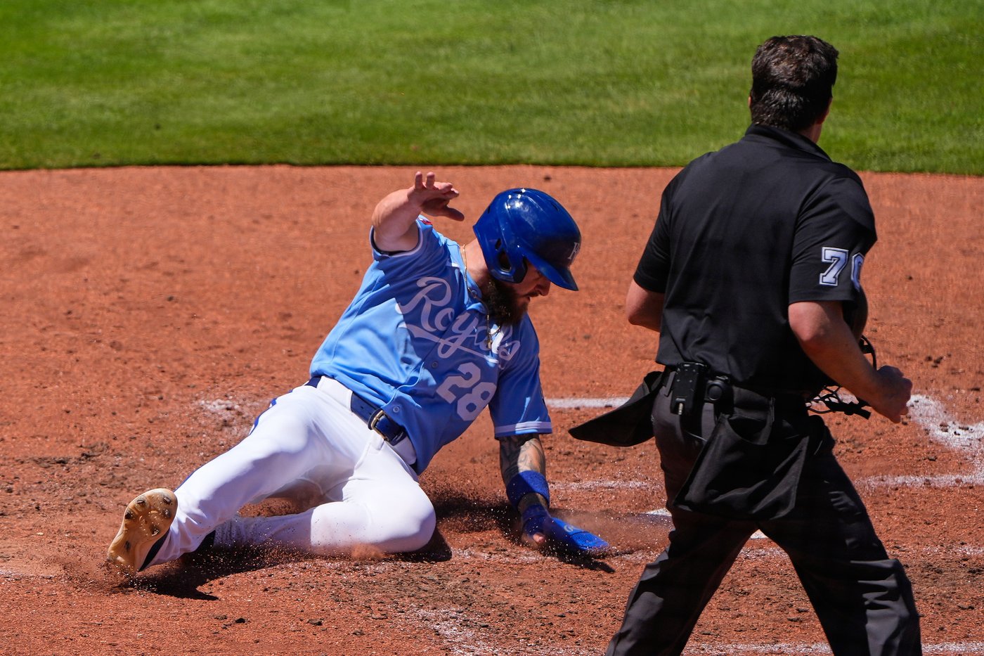 Salvador Perez jump-starts KC offense, Royals pull away from the Mariners for 8-6 win | iNFOnews.ca