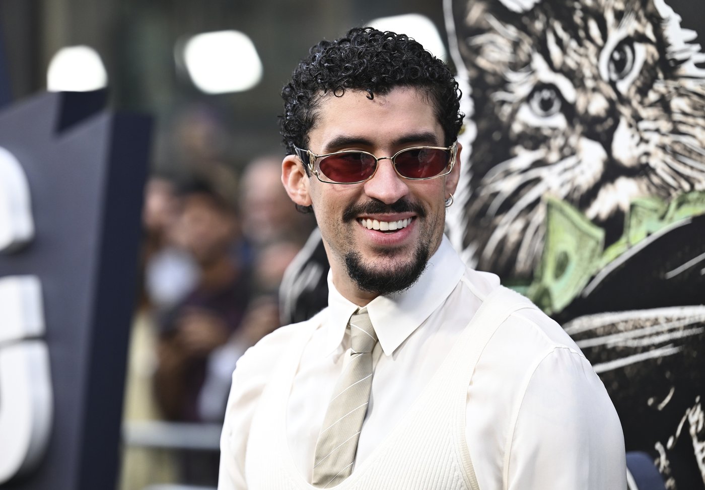 Bad Bunny, Amy Poehler and Sabrina Carpenter will host 'Saturday Night Live' | iNFOnews.ca