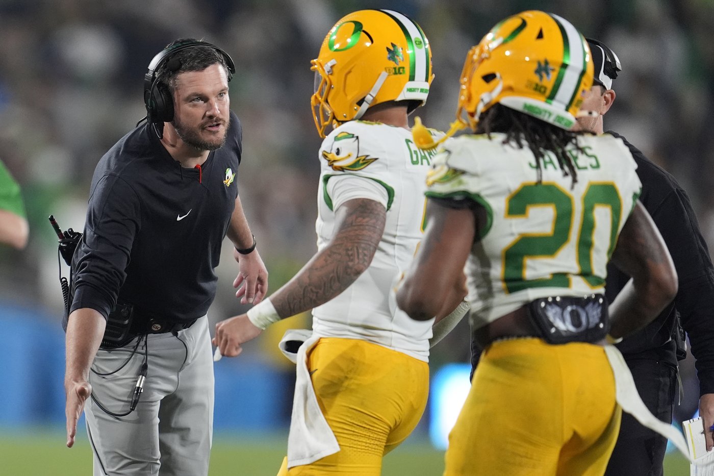 Dillon Gabriel throws for 3 TDs as No. 8 Oregon beats UCLA 34-13 in first Big Ten game | iNFOnews.ca