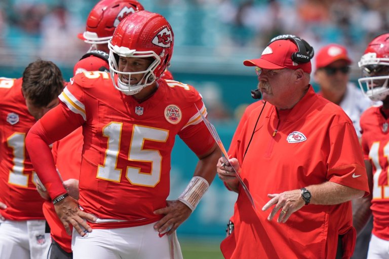 Chiefs QB Patrick Mahomes carves up the Dolphins with play-action as Kansas City rolls to 3-0 | iNFOnews.ca