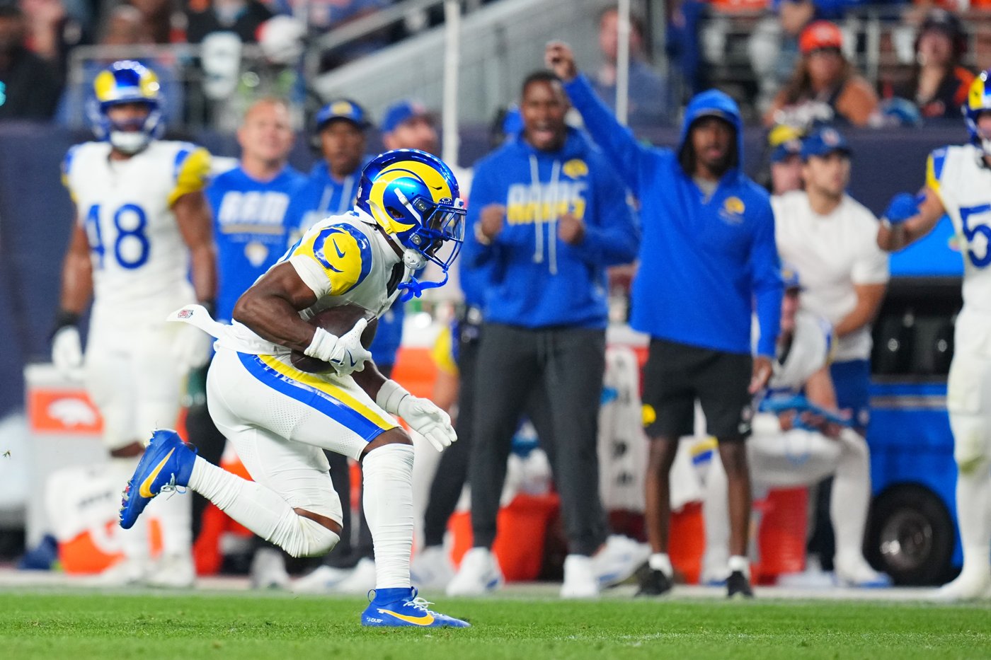 Late pass interference call on Rams negates interception, swings momentum as Broncos win 30-26 | iNFOnews.ca