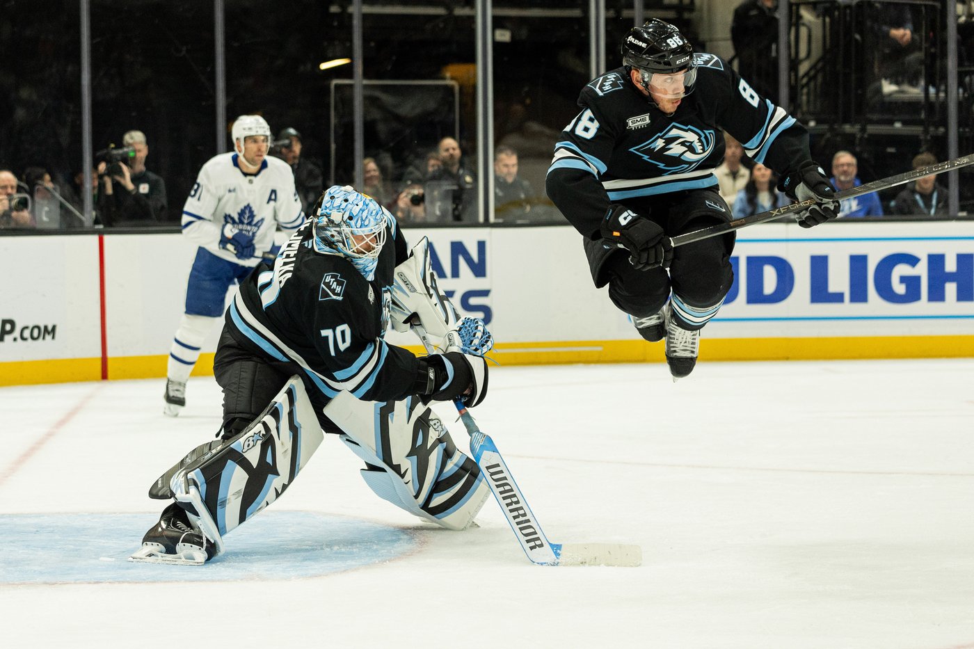 Guenther scores 2 goals as Mammoth beat Maple Leafs 6-1 | iNFOnews.ca
