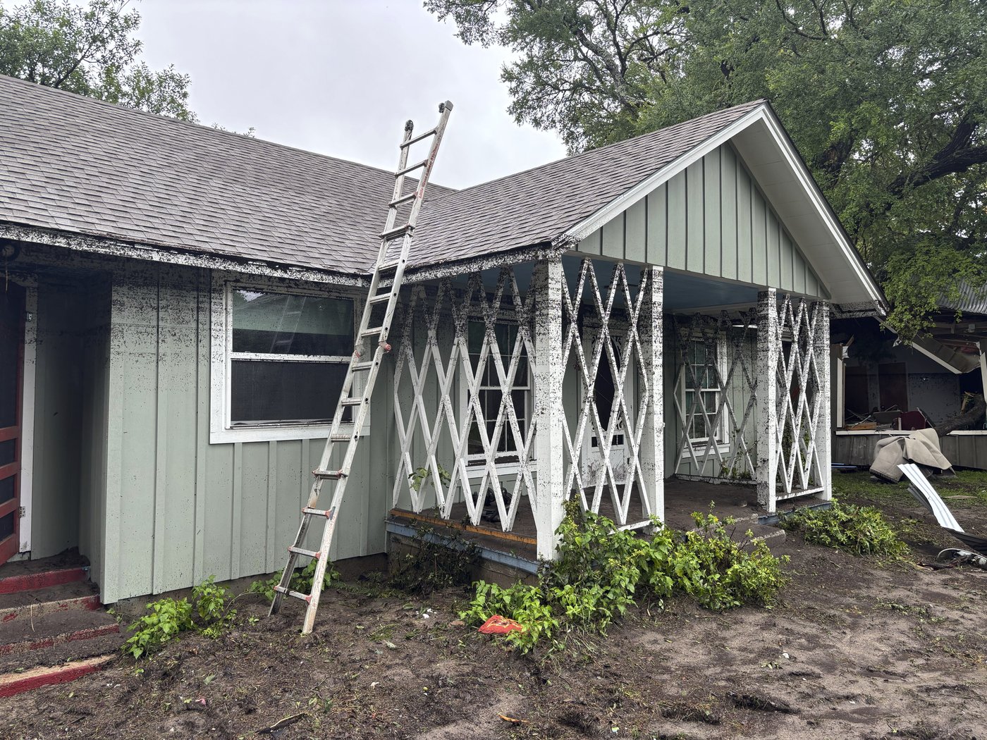 A Texas family clung to life on their roof, capturing the terrifying flooding in photos and video | iNFOnews.ca