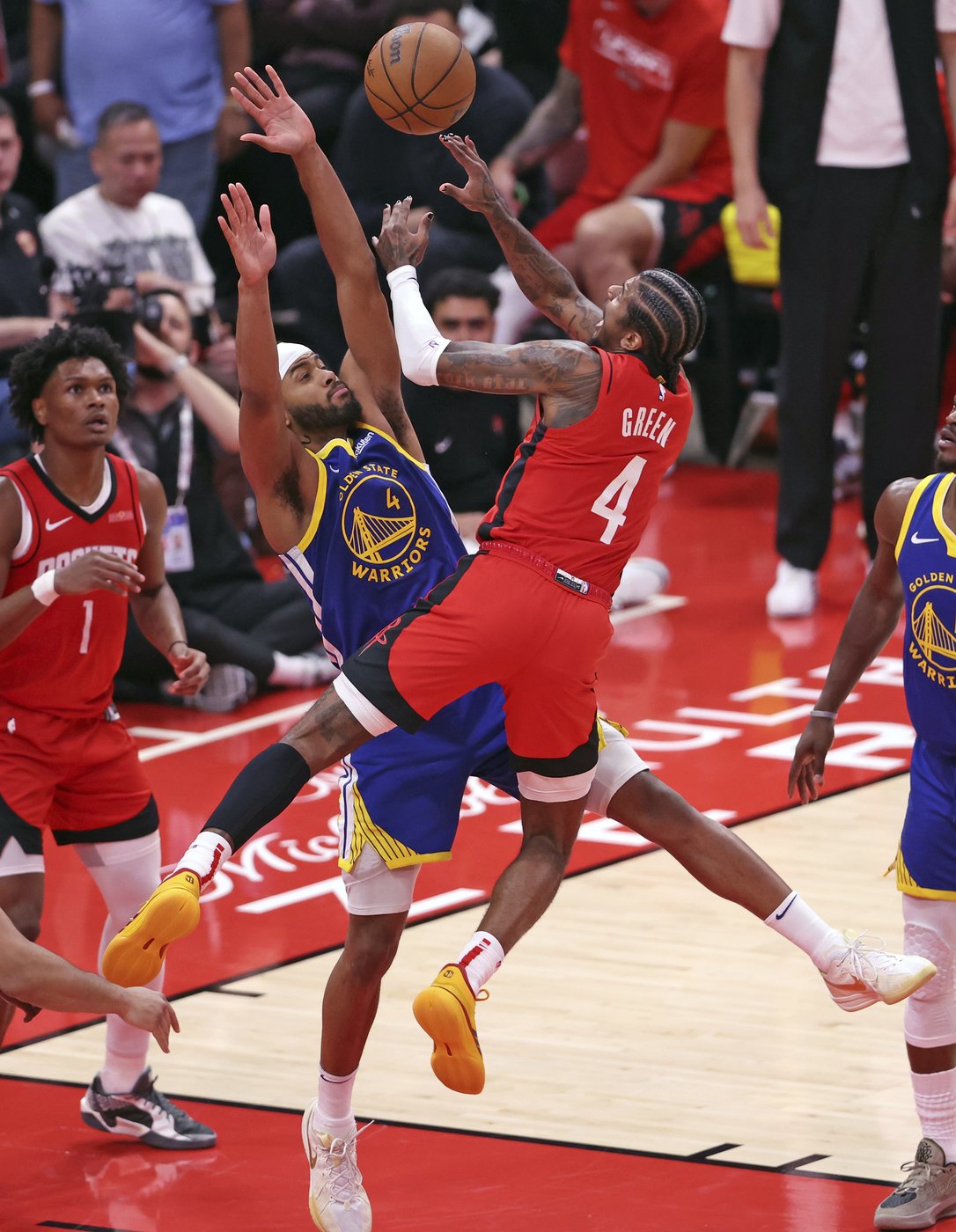 Stephen Curry scores 31 points in the Warriors' 95-85 victory over the Rockets 95-85 in Game 1 | iNFOnews.ca Stephen Curry scores 31 points in the Warriors' 95-85 victory over the Rockets 95-85 in Game 1 | iNFOnews.ca