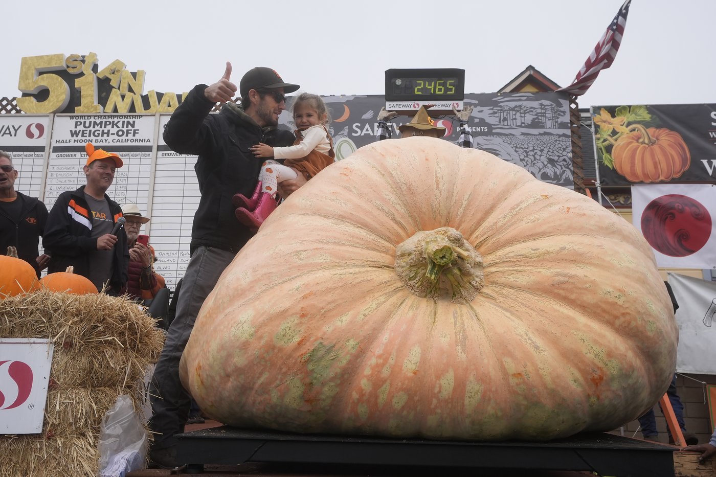 Pumpkin weighing 2,471 pounds wins California contest | iNFOnews.ca