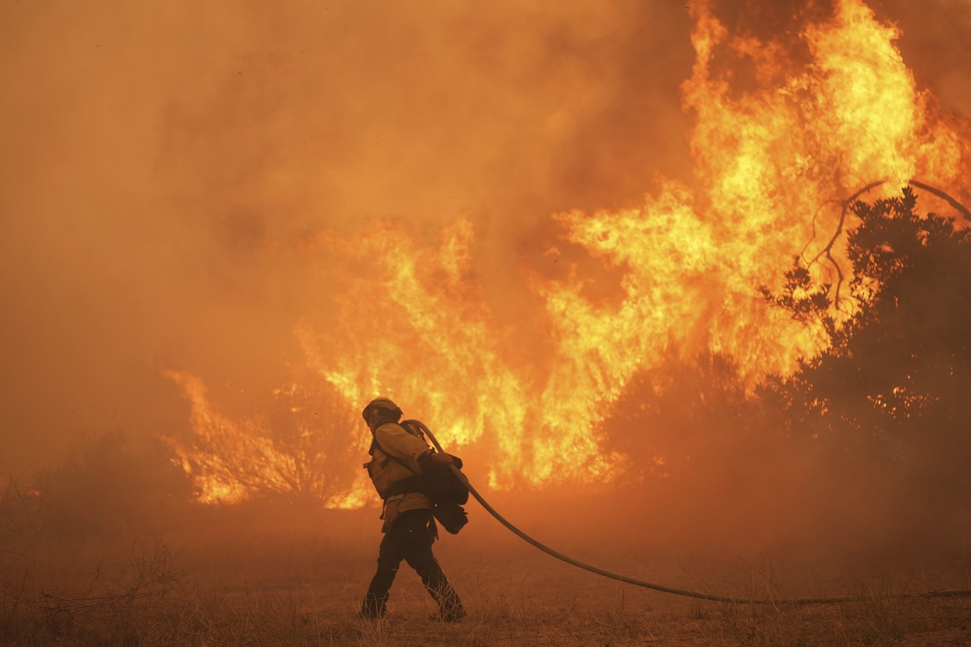 Rapidly spreading brush fire prompts an evacuation order for thousands north of Los Angeles | iNFOnews.ca