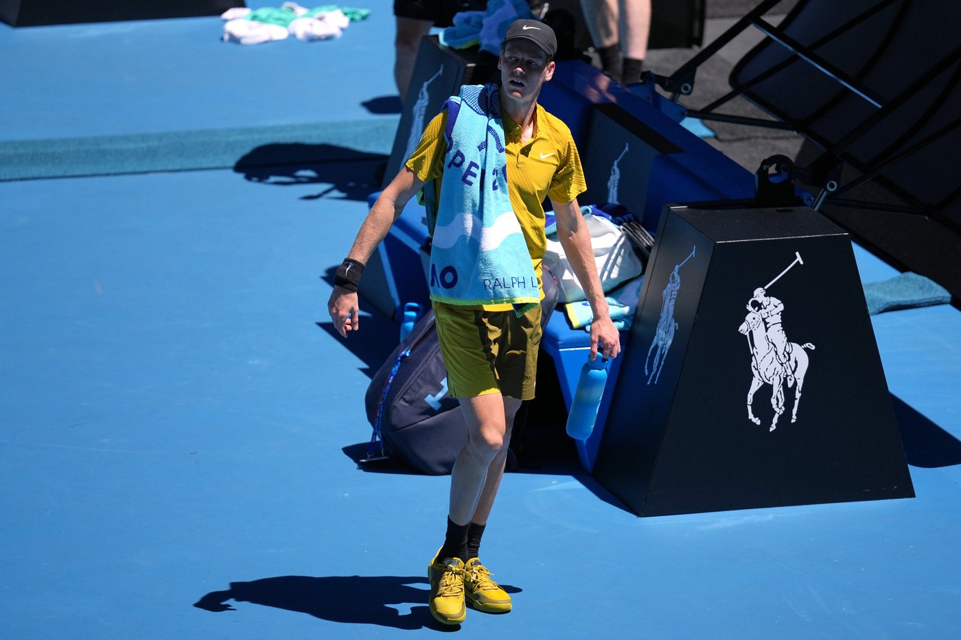 Spectators and players try to cool down during Australian Open heatwave | iNFOnews.ca