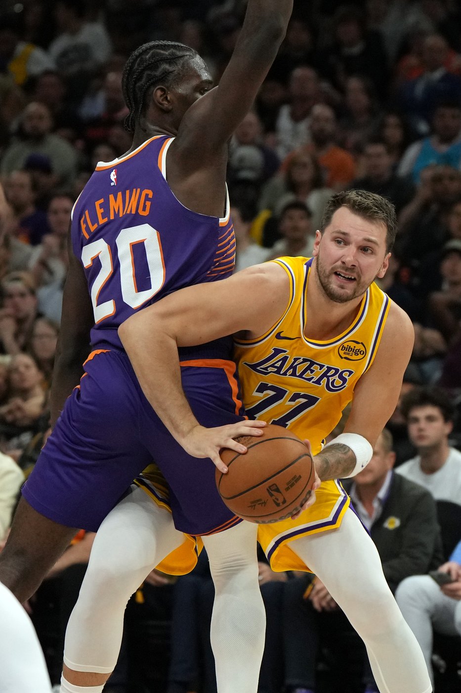 Royce O'Neale hits last-second 3 to lift short-handed Suns over Lakers, 113-110 | iNFOnews.ca