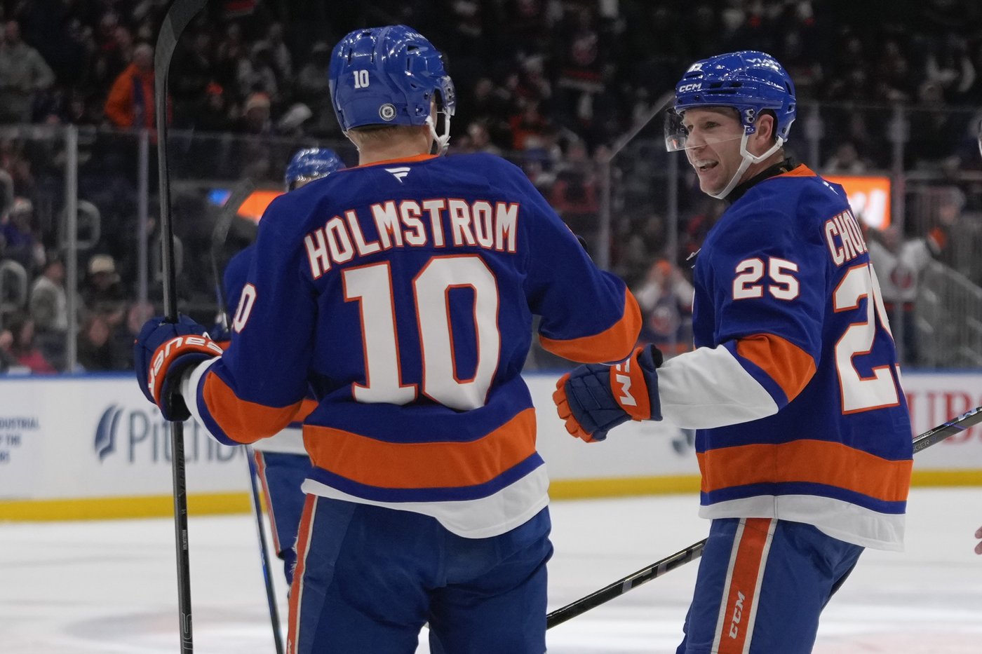 Holmstrom, Dobson lead Islanders to 5-4 win over Blackhawks | iNFOnews.ca