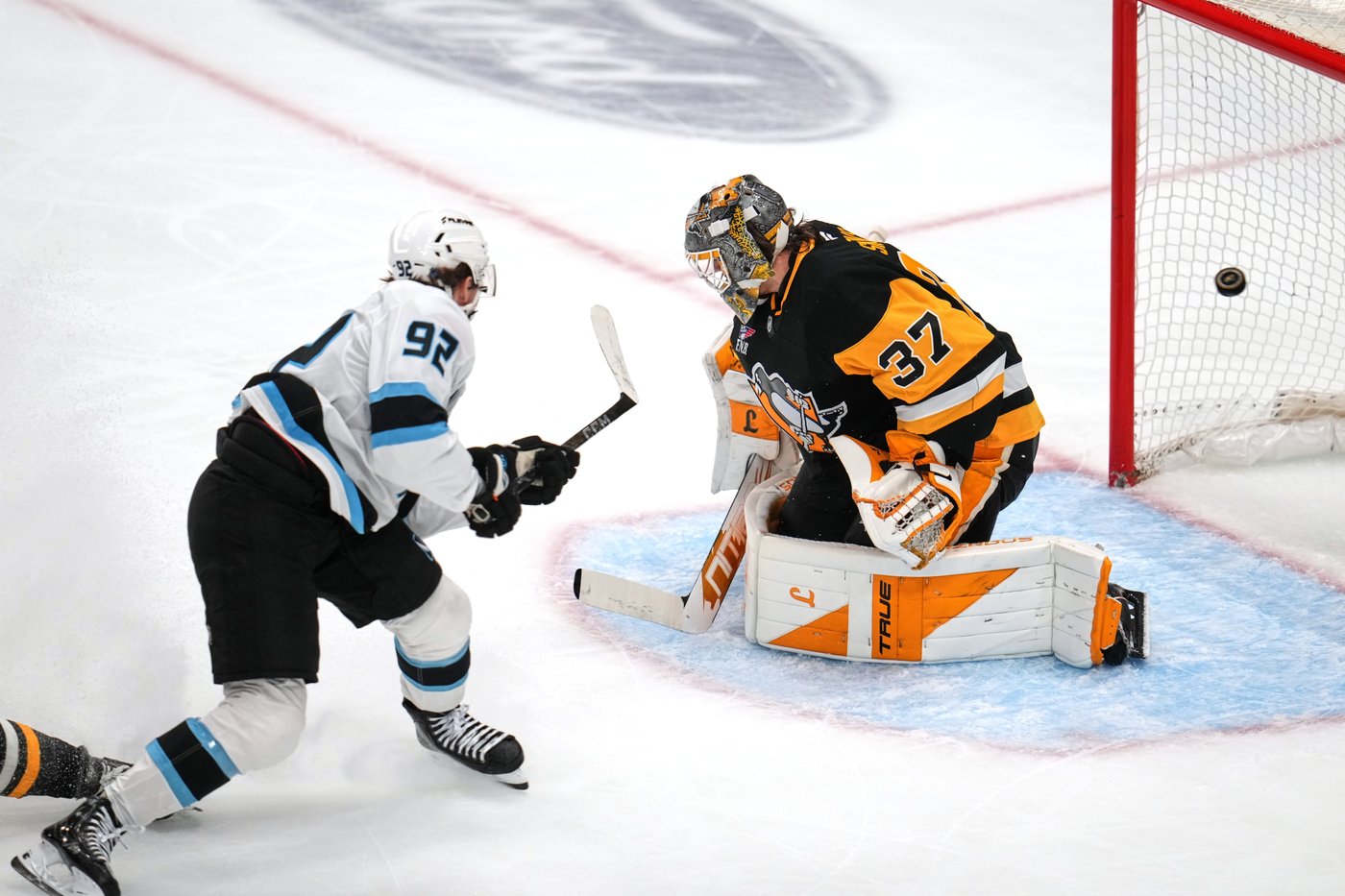 Cooley completes hat trick against hometown team with a second left, Mammoth stun Penguins 4-3 | iNFOnews.ca Cooley completes hat trick against hometown team with a second left, Mammoth stun Penguins 4-3 | iNFOnews.ca