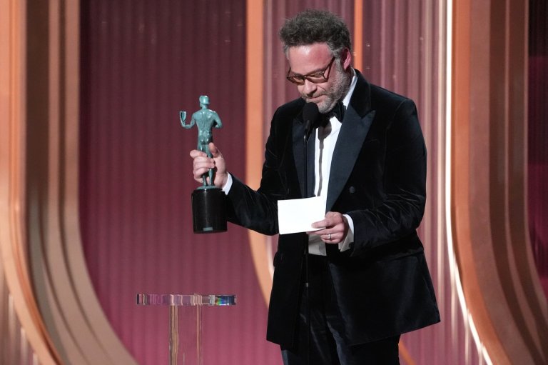 Seth Rogen pays tribute to Catherine O'Hara at Actor Awards, accepting trophy on her behalf | iNFOnews.ca
