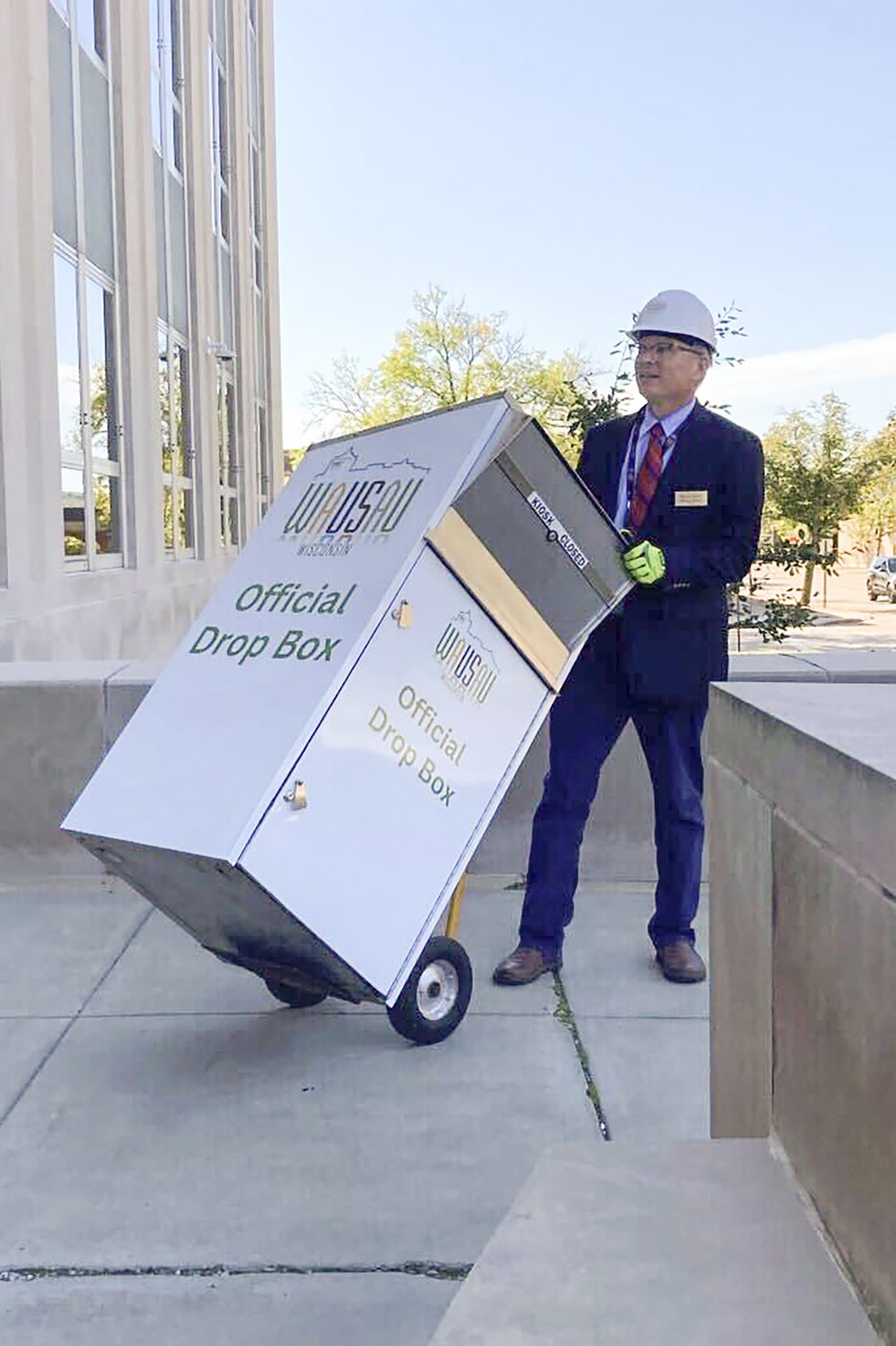 Wisconsin mayor carts away absentee ballot drop box, says he did nothing wrong | iNFOnews.ca