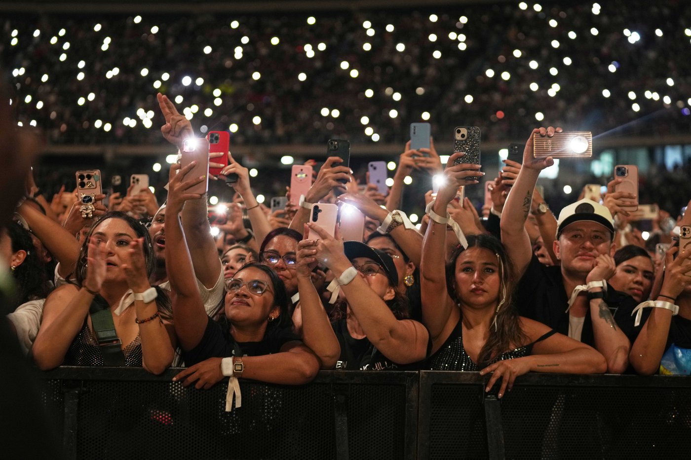 PHOTO COLLECTION: Shakira on Tour | iNFOnews.ca