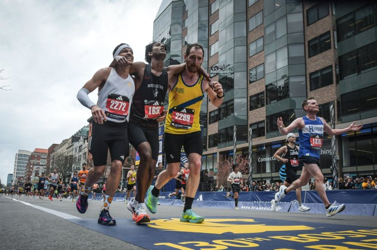 Runners were struggling to finish Boston Marathon when competitors came along and helped them across | iNFOnews.ca