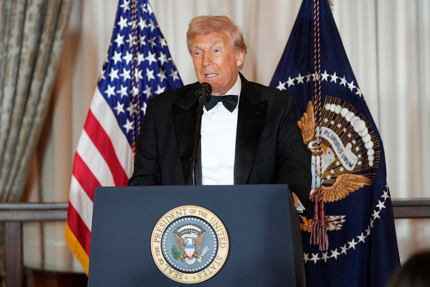 Trump awards medals to the Kennedy Center honorees in an Oval Office ceremony | iNFOnews.ca