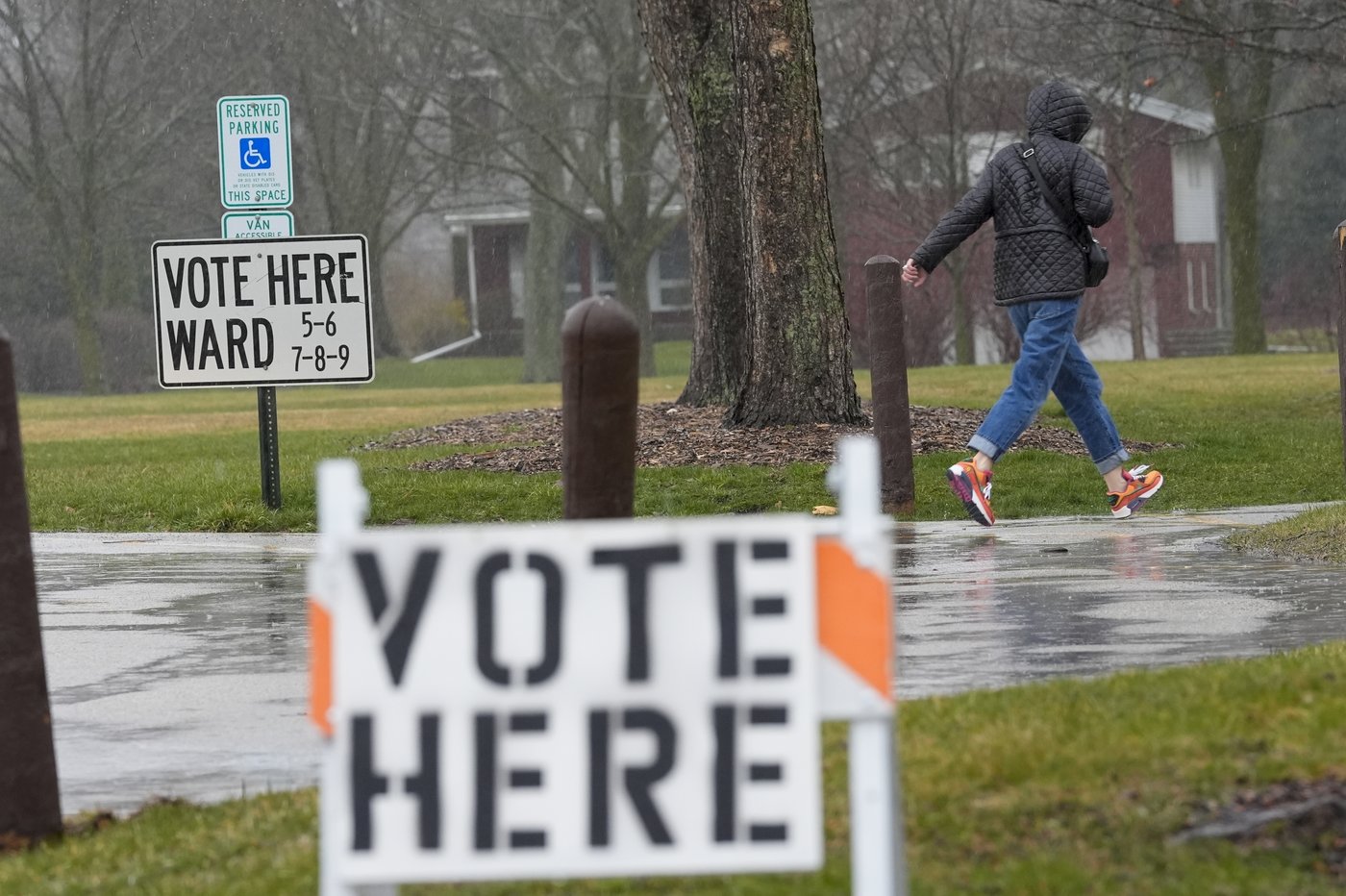 Early voting kicks off in battleground Wisconsin with push from Obama, Walz | iNFOnews.ca