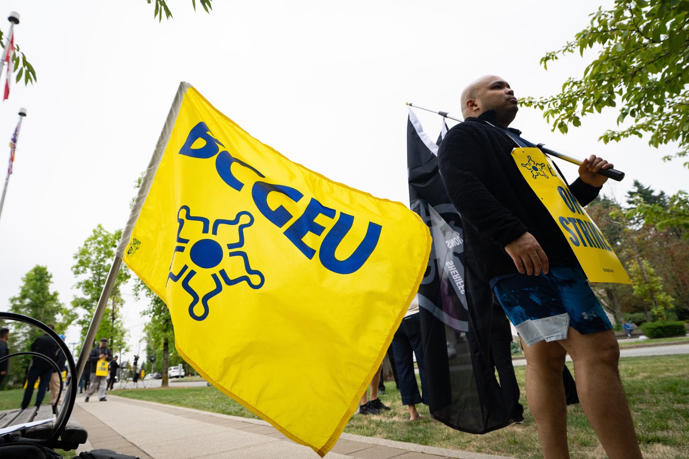 Picketing B.C. public sector workers attacked with bear spray: union | iNFOnews.ca
