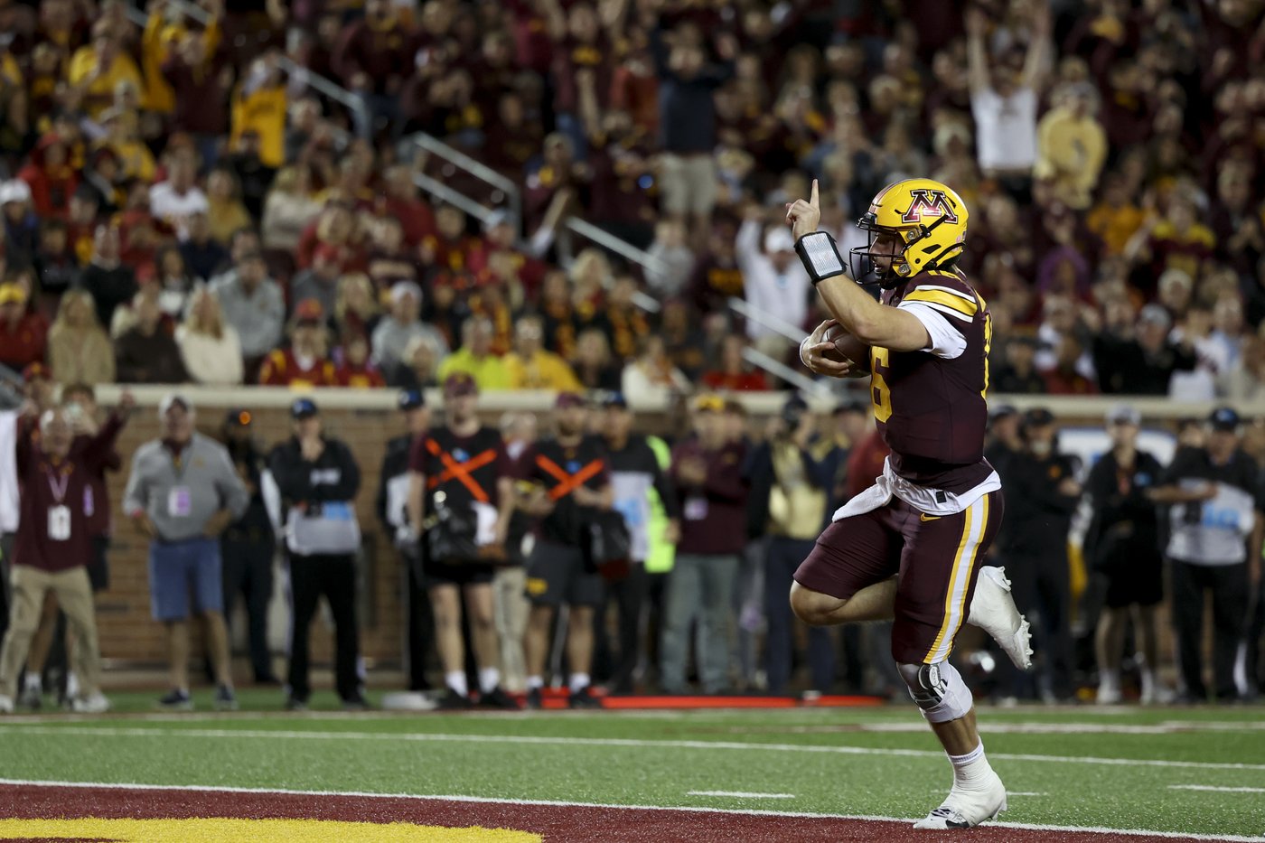 Minnesota upsets No. 11 USC 24-17 on Brosmer's 4th-and-goal sneak with 56 seconds left | iNFOnews.ca Minnesota upsets No. 11 USC 24-17 on Brosmer's 4th-and-goal sneak with 56 seconds left | iNFOnews.ca