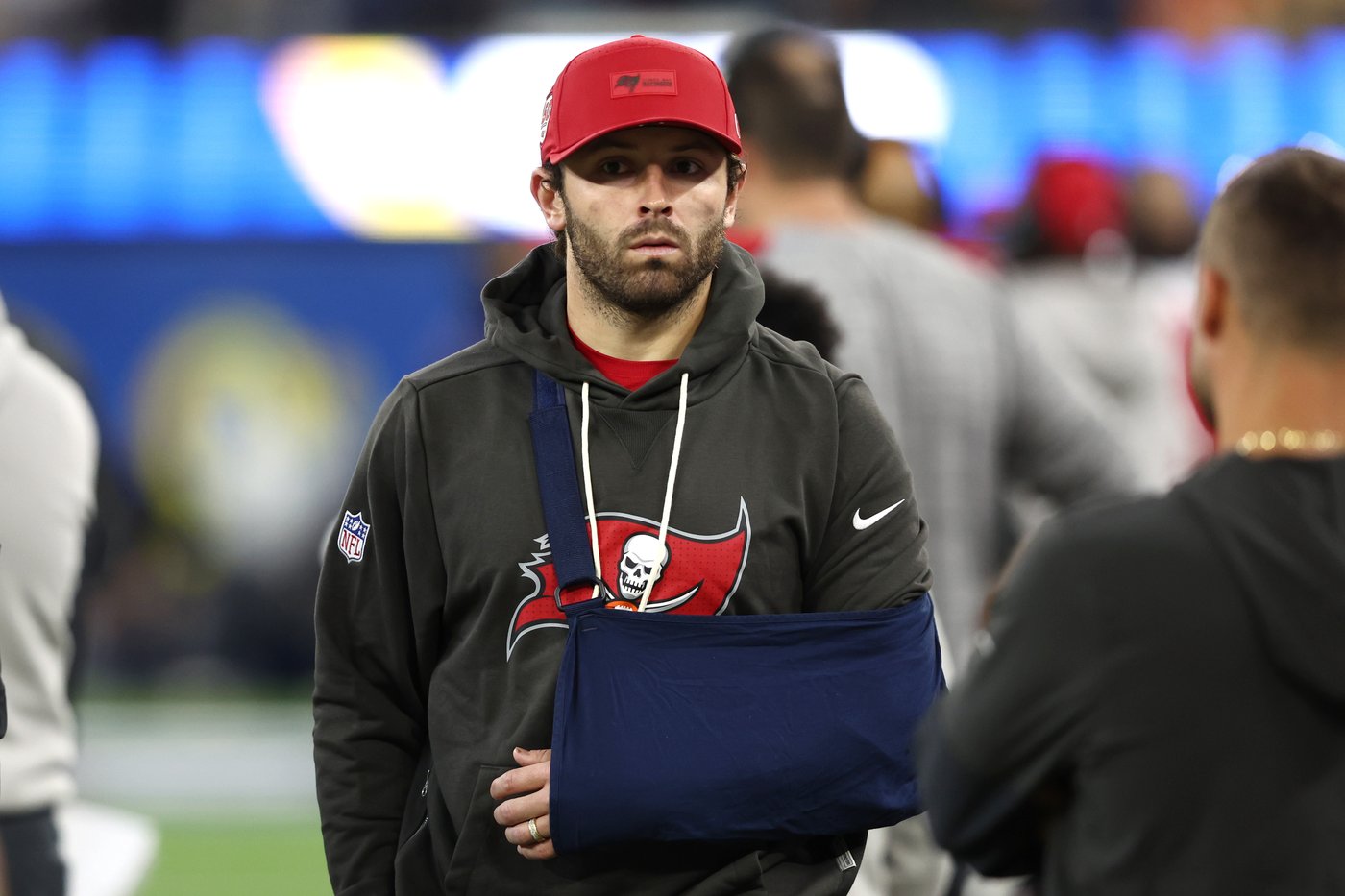 Buccaneers QB Baker Mayfield suffers sprained left shoulder in loss to Rams | iNFOnews.ca