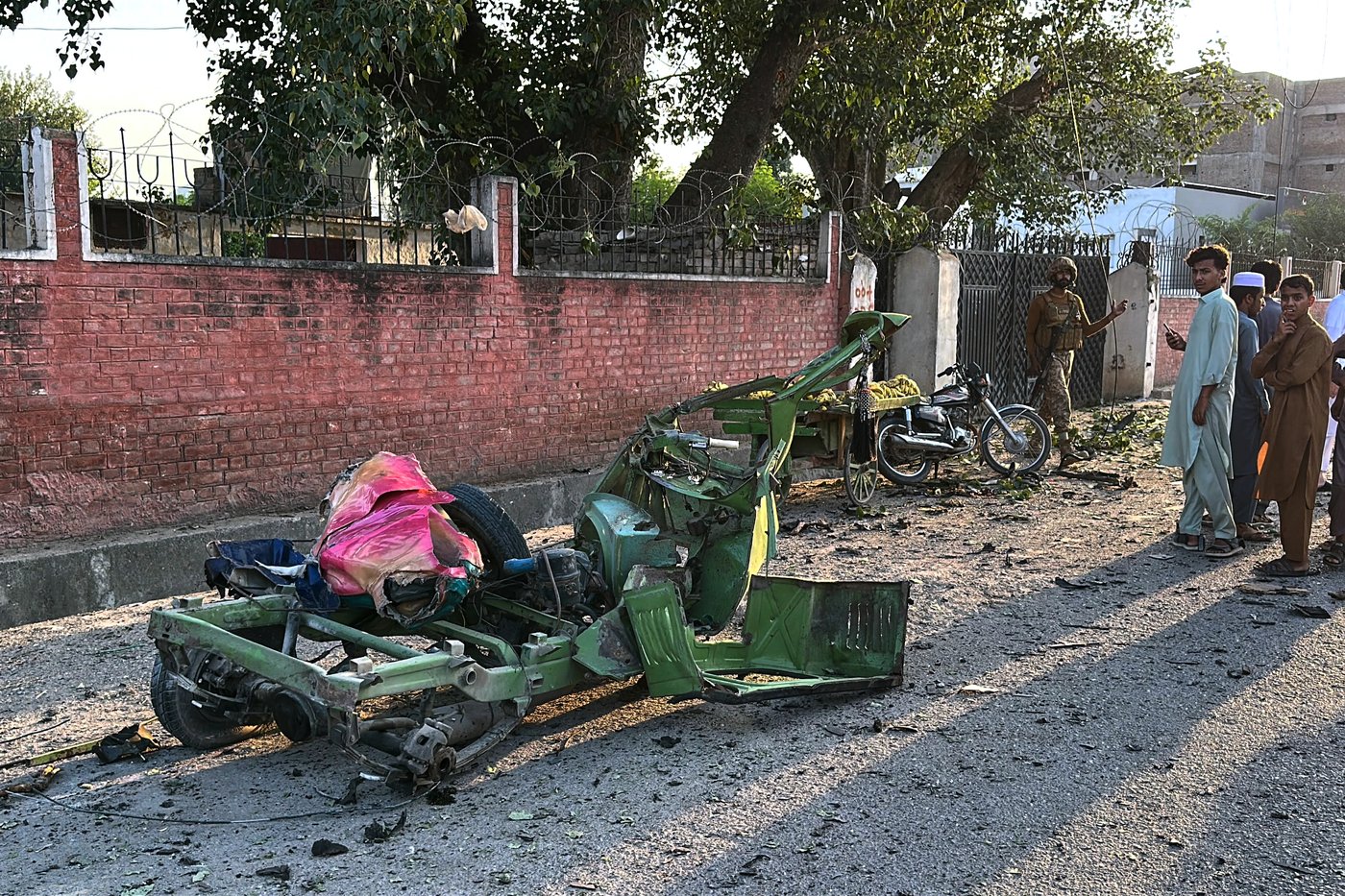 Bombing at mosque near police offices in Pakistan kills at least 21 | iNFOnews.ca Bombing at mosque near police offices in Pakistan kills at least 21 | iNFOnews.ca