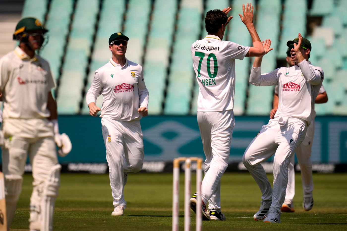 Mulder claims two wickets as South Africa reduces Australia to 84-3 at lunch in 1st test | iNFOnews.ca