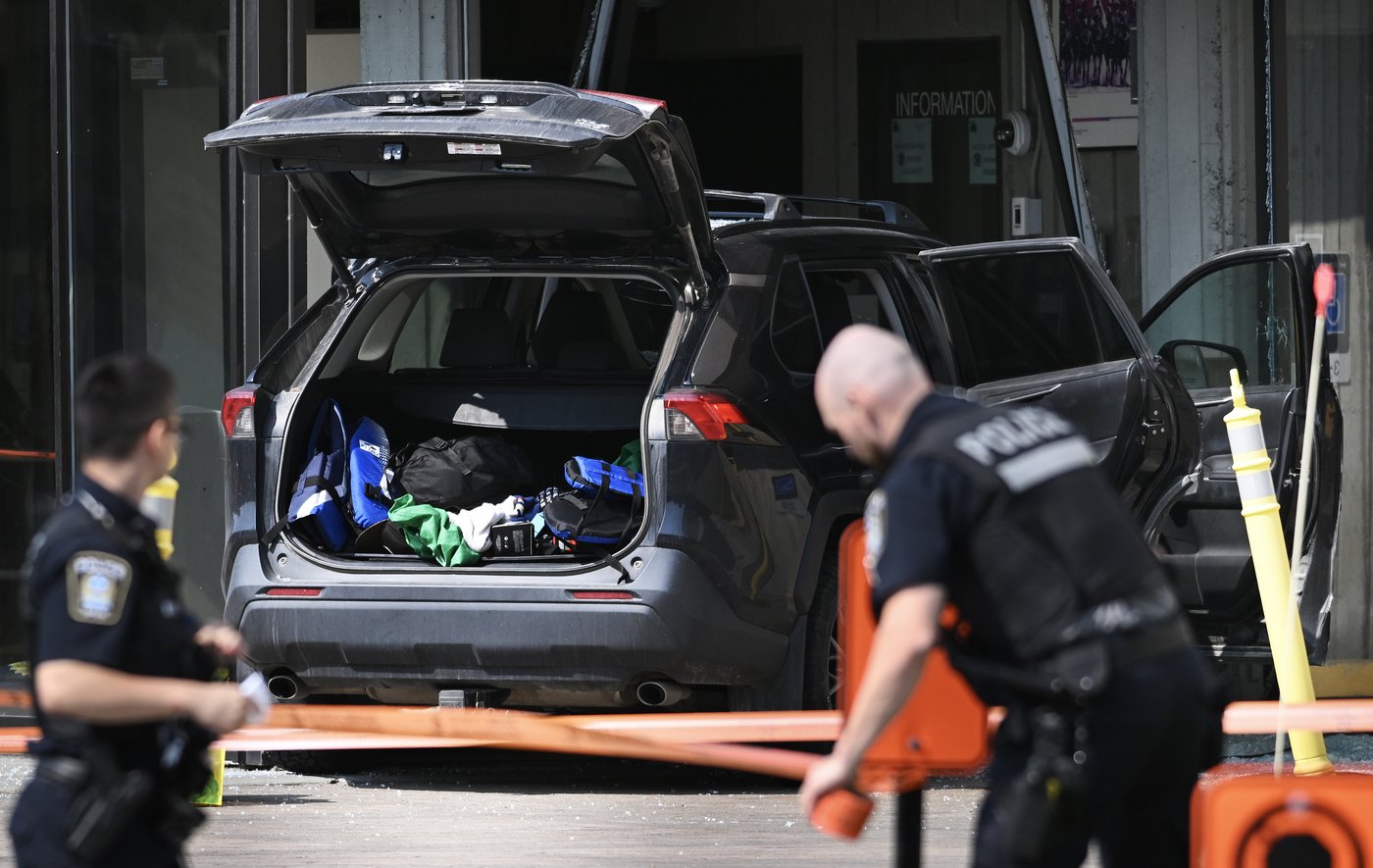 Man arrested after vehicle crashes through front door of RCMP office in Montreal | iNFOnews.ca