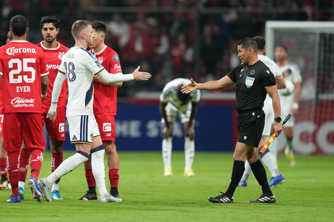 Paulinho’s hat trick leads Toluca to a 4-2 first-leg win over LA Galaxy | iNFOnews.ca Paulinho’s hat trick leads Toluca to a 4-2 first-leg win over LA Galaxy | iNFOnews.ca