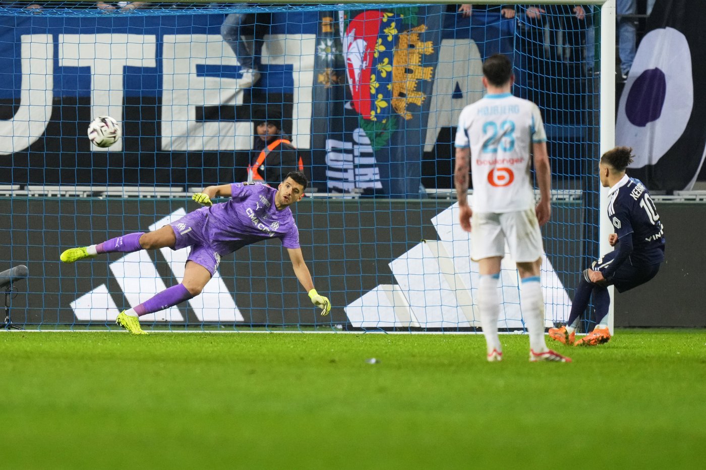 Marseille's defense collapses again in draw at Paris FC in Ligue 1 | iNFOnews.ca