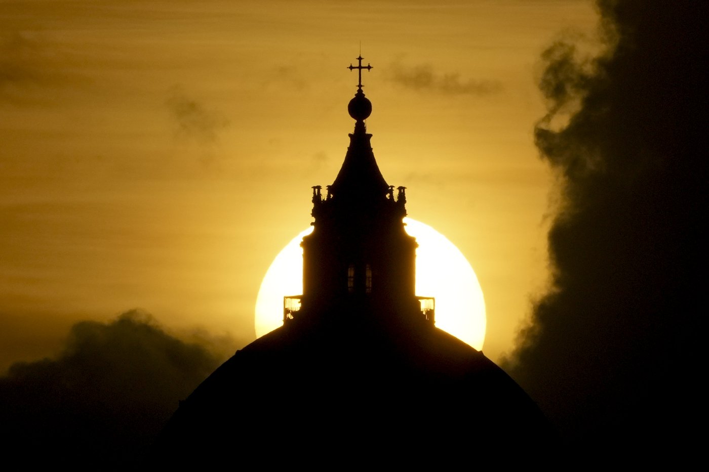 Pope had coughing fit, inhaled vomit and now requires assisted ventilation, Vatican says | iNFOnews.ca