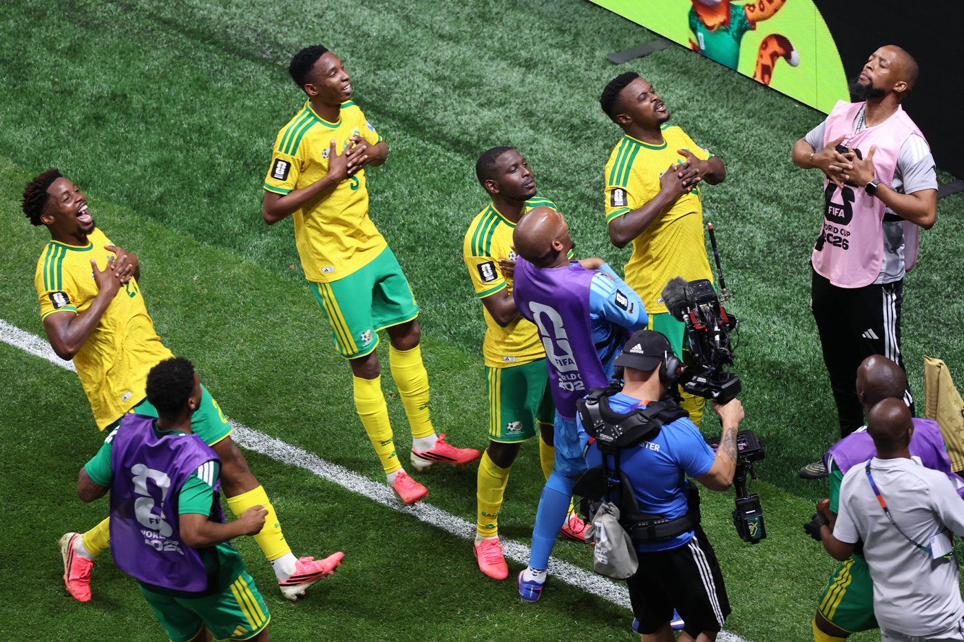 Mexico and South Korea play for group lead and other World Cup Day 8 highlights, in photos | iNFOnews.ca