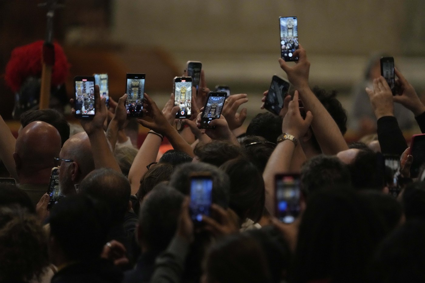 Catholic faithful pay their final respects to Pope Francis as public viewing begins | iNFOnews.ca