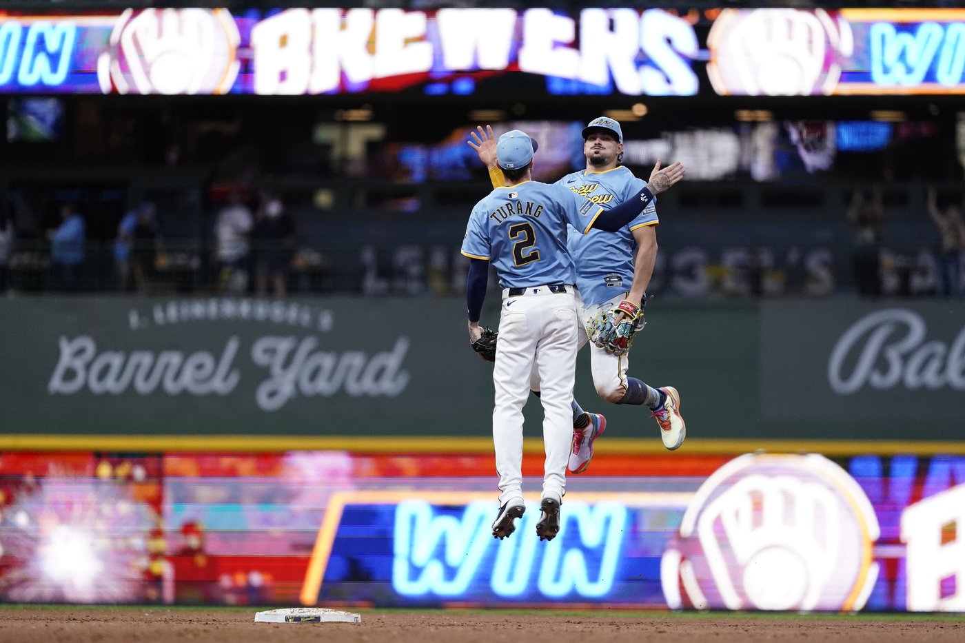 NL Central champion Brewers overcome 8-run deficit and beat Diamondbacks 10-9 | iNFOnews.ca