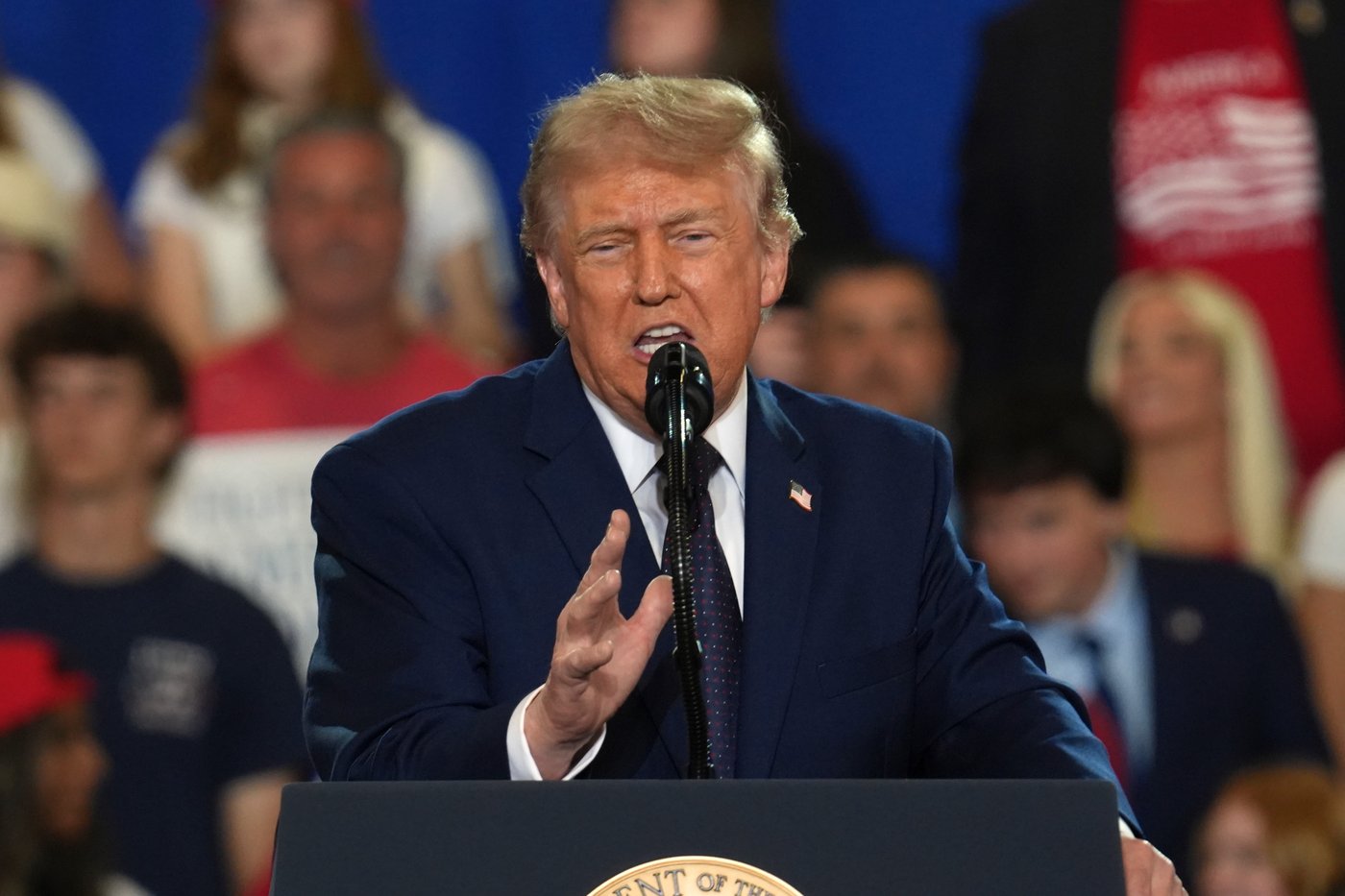 Trump veers off-topic during speech in New York that was supposed to be on the economy | iNFOnews.ca