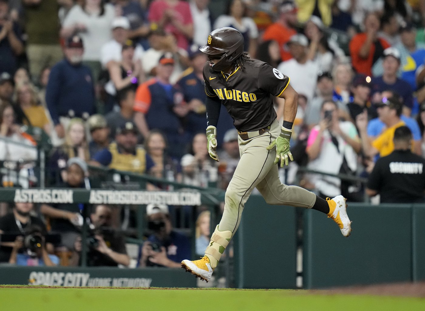 Fernando Tatís Jr.'s HR helps Padres beat Astros 3-2, avoid being swept | iNFOnews.ca Fernando Tatís Jr.'s HR helps Padres beat Astros 3-2, avoid being swept | iNFOnews.ca