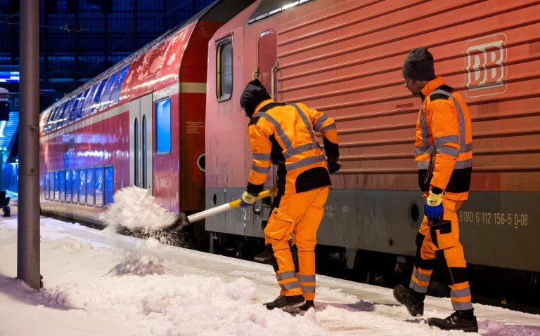 Leverkusen's Bundesliga game at Hamburg postponed over stadium roof concerns | iNFOnews.ca