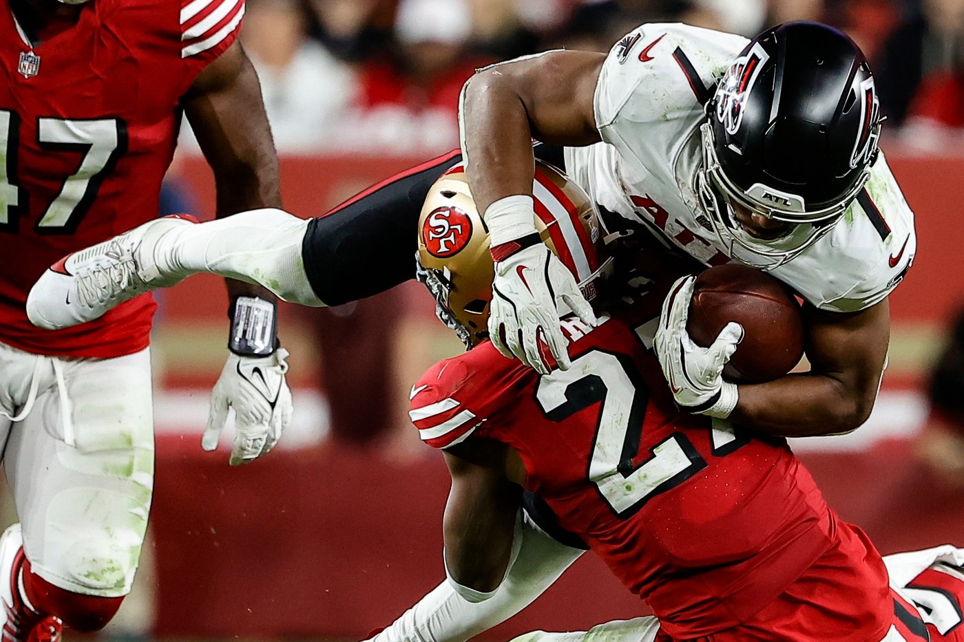 Falcons' embarrassing blunder helps 49ers seal 20-10 victory | iNFOnews.ca