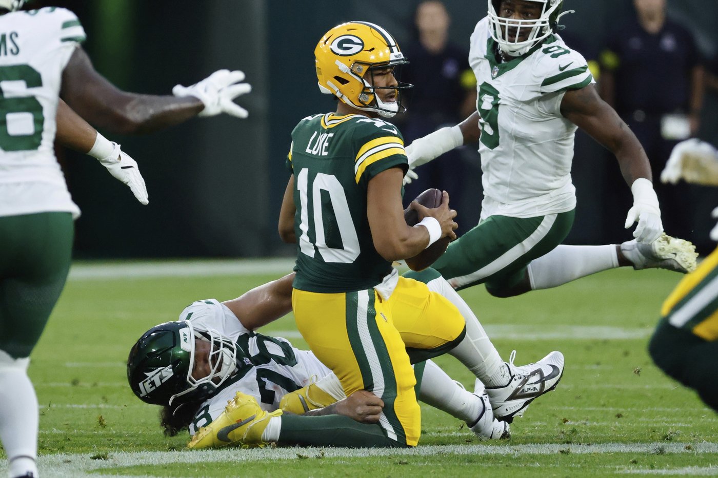 Packers quarterback Jordan Love out for at least a week after having procedure on left thumb | iNFOnews.ca