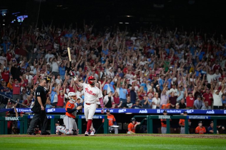 Schwarber hits grand slam for 44th homer in Phillies' 11-7 win over Astros | iNFOnews.ca