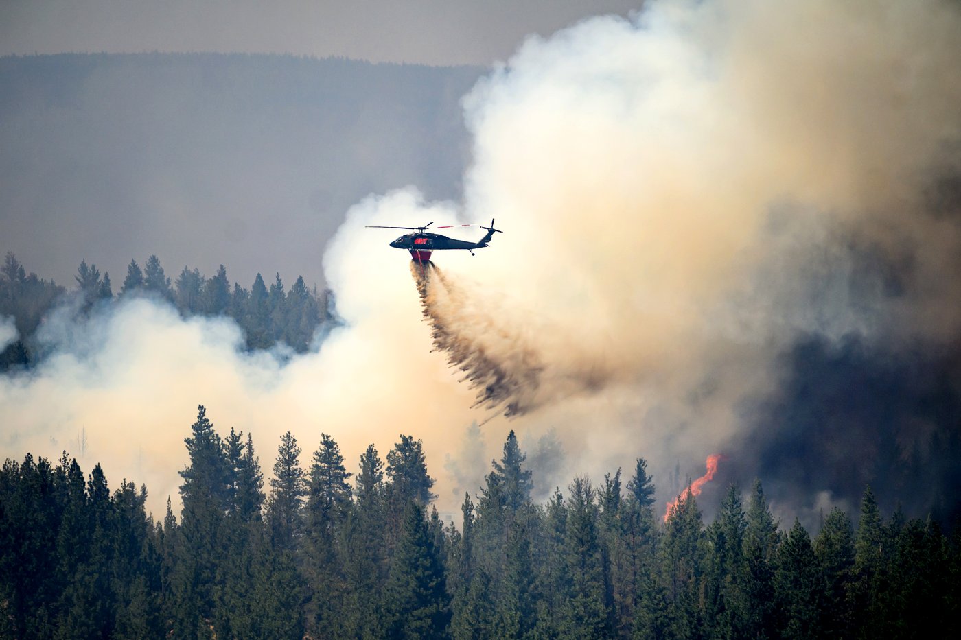 Fast-moving wildfires burn in central Oregon, in photos | iNFOnews.ca
