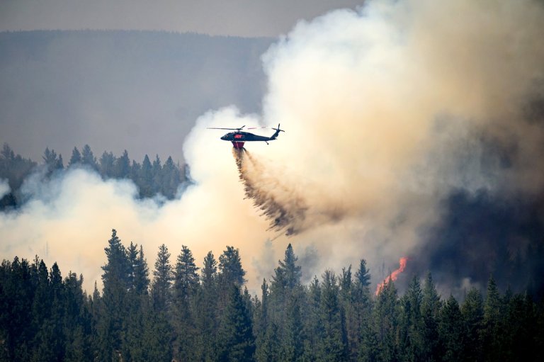 Oregon firefighters brace for windy and hot weather as they battle dozens of blazes | iNFOnews.ca