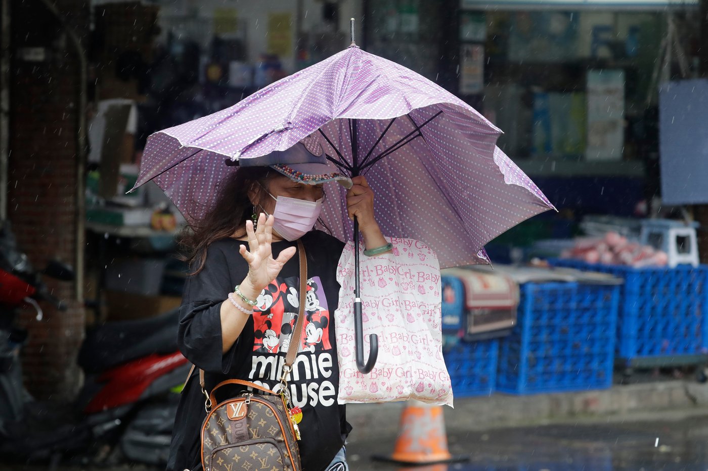 Typhoon Champi kills 1 and injures 350 in Taiwan overnight as storm weakens | iNFOnews.ca Typhoon Champi kills 1 and injures 350 in Taiwan overnight as storm weakens | iNFOnews.ca