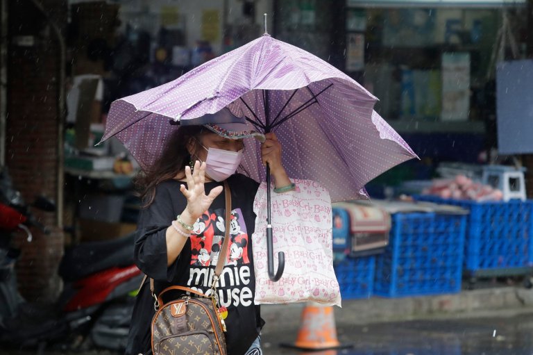 Typhoon Champi kills 1 and injures 350 in Taiwan overnight as storm weakens | iNFOnews.ca