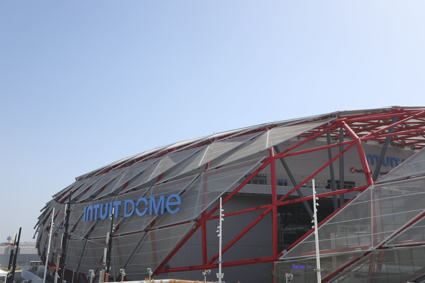 Last call at 4 a.m. in California? Governor says yes for one private club in LA Clippers' new arena | iNFOnews.ca