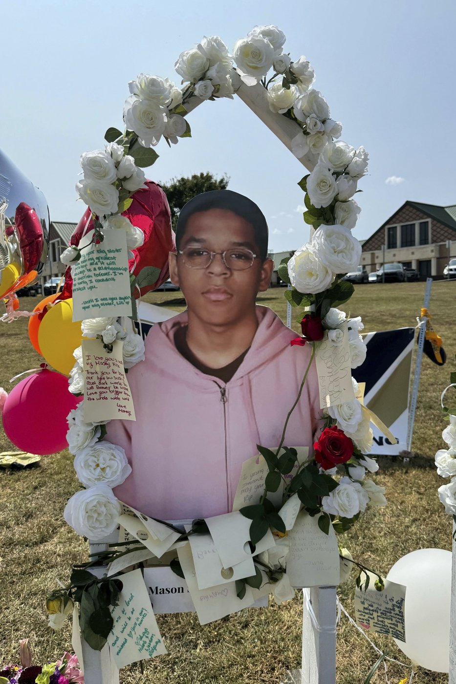 A funeral mass is held for a teen boy killed in a Georgia high school shooting | iNFOnews.ca
