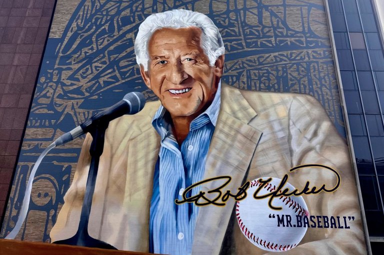 Milwaukee honors longtime Brewers broadcaster Bob Uecker with giant downtown mural | iNFOnews.ca